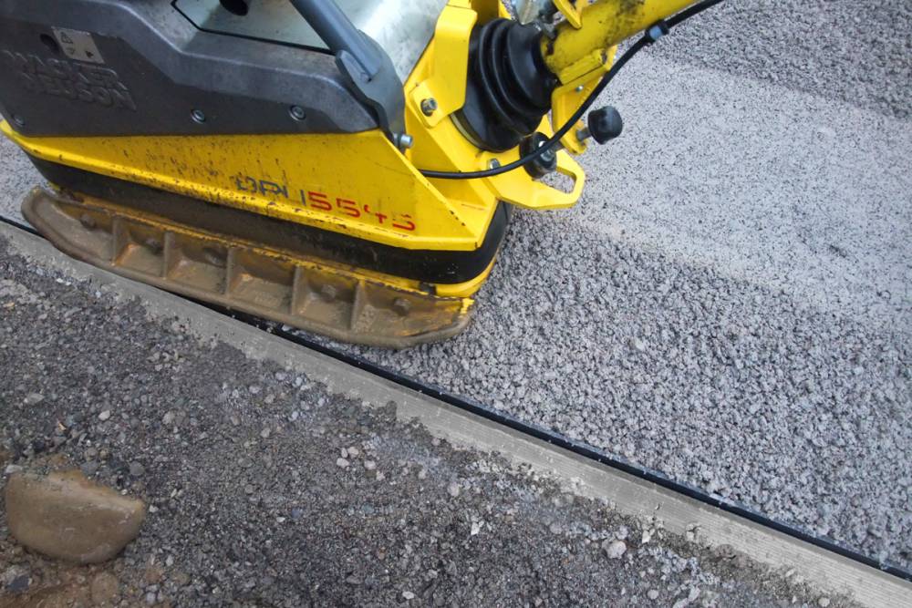 Steinfix Randeinfassung gerade in einem Garten